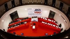 Sesi�n de constituci�n del �rea Metropolitana, con los representantes socialistas en sus puestos y las sillas del PP vac�a despu�s de abandonar la sala