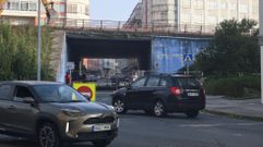 Coches este lunes por la ma�ana, retrocediendo al toparse con el paso del t�nel de la calle Nova de Caranza cortado.