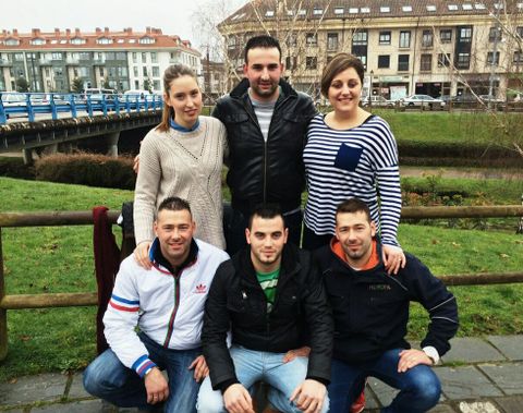 Directivos de la nueva asociacin Os Pcaros, de Troitosende. 