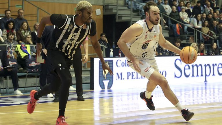 &Aacute;lex Gal&aacute;n, defendido por Polynice en el partido ante el Cartagena