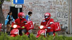 Dos repartidores con mascarillas en Monforte