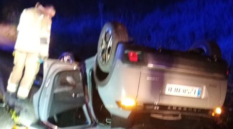 Un coche volc� en el punto kilom�trico 37,5 de la autov�a a su paso por el t�rmino municipal de Coristanco.