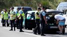 Gendarmes franceses revisan varios veh�culos en una estaci�n de peaje en Anglet antes de la cumbre del G7