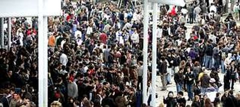 MILES DE ALUMNOS SE BEBIERON SAN TELECO. El San Teleco de noviembre del 2009, en la plaza Miralles, acab� con un coma et�lico. La organizaci�n oficial promov�a una romer�a en su escuela, pero aun as�