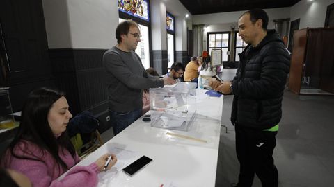 Votaciones en una mesa electoral en Viveiro