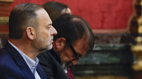 Jos&eacute; Luis &Aacute;balos y Koldo Garc&iacute;a en el primer d&iacute;a del juicio por el caso mascarillas.