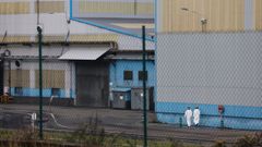 La actividad en la fabrica de Alcoa en San Cibrao es normal. Los trabajadores se lavan las manos con gel antes de entrar en la f�brica como medida de prevenci�n