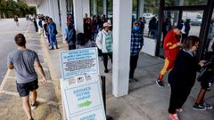 Gente esperando para entrar a votar en uno de los centros habilitados en Georgia 