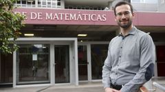Fern&aacute;ndez Tojo, ayer en la puerta de la Facultade de Matem&aacute;ticas de la USC