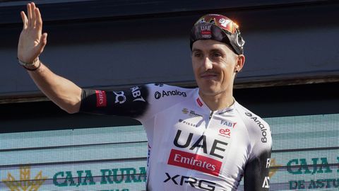 El ciclista español, Marc Soler (UAE), segundo clasificado de la general, en el podium este jueves en Llanes, durante la primera etapa de la 67ª Vuelta a Asturias
