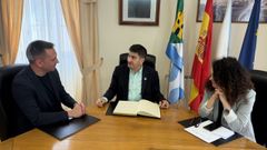 El alcalde de Trabada, a la izquierda, recibi� este viernes en el Concello al delegado del Gobierno en Galicia y a la subdelegada