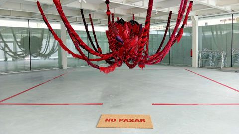 Obras �La Pasionaria� (arriba), de Joana Vasconcelos, y �Fuera de lugar� (abajo), de�Isabel Cuadrado en Central Art�stica de Bue�o