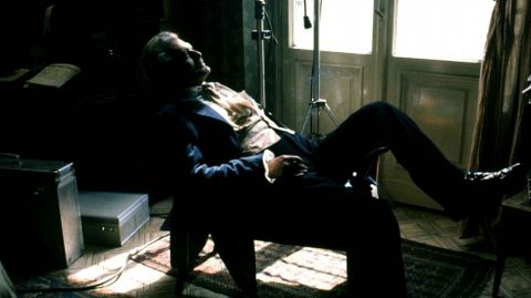 Detenido en 1849 acusado de integrar un grupo de izquierda contrario al zar Nicol�s I, Dostoievski fue sometido a un simulacro de fusilamiento y condenado al destierro en Siberia. Cumpli� pena en Omsk entre 1850 y 1854. A�n servir�a en Semipalatinsk como soldado raso hasta 1859. Solo entonces recobr� sus derechos y volvi� a San Petersburgo. La experiencia lo cambi� como persona y marc� como escritor. A la izquierda, Omar Sharif, caracterizado como Step�n Trof�movich, en un descanso del rodaje de �Los pose�dos�, adaptaci�n de la novela de Dostoievski realizada en 1988 por Andrzej Wajda