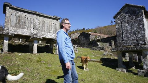 Manfred, en la aldea de O Trebello, que fue tierra de canteros y est� llena de h�rreos, que a �l le fascinaban.