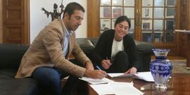 Alfonso Villares y Elena Candia firmando el convenio.