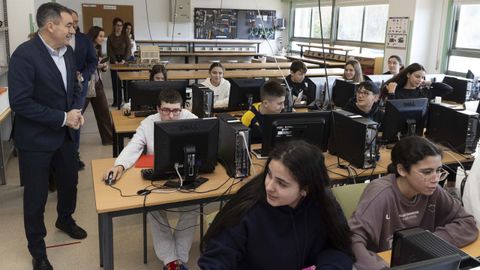 El conselleiro de Educaci�n, Rom�n Rodr�guez, anunci� la oferta de plazas en Baio, donde visit� a los profesores premiados por el Ministerio de Educaci�n por sus proyectos tecnol�gicos