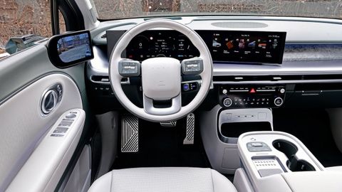 Los acabados y la tecnologa utilizada en este coche sorprenden nada ms subirnos a l, as como su capacidad de rodadura en carretera
