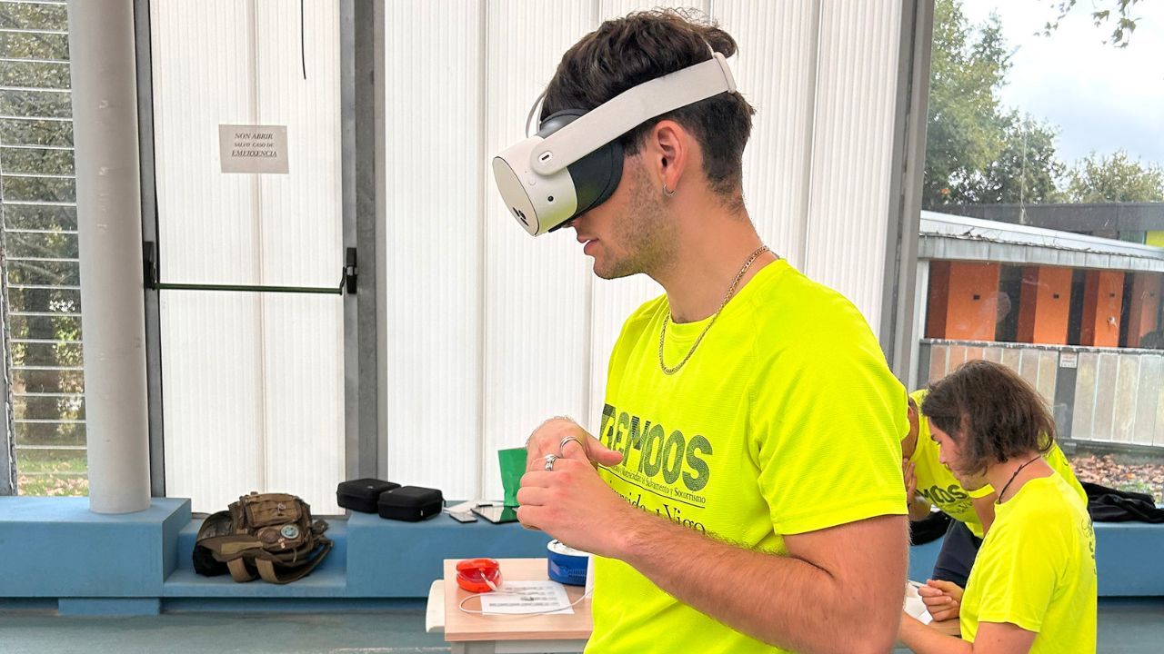 Las gafas que ayudan a salvar vidas: la Universidade de Vigo entrena a socorristas con realidad virtual inmersiva