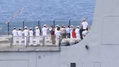 El rey Felipe VI, a su llegada al Audaz en Bouzas y saludando a los militares, preside la revista naval