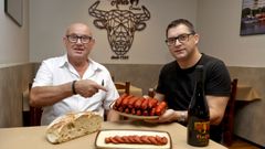 Manuel y Chema, con las primeras unidades de un nuevo producto que ofrecen en su local