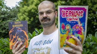 El pobrense Ant�n Y��ez muestra alguno de sus trabajos como ilustrador
