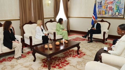 Recepci�n de Carmela L�pez (traje verde) en el Palacio Presidencial por parte del presidente de la Rep�blica de Cabo Verde