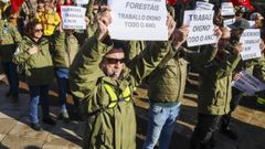 Personal del servicio autonómico de extinción y prevención de incendios, manifestándose en Santiago.