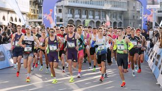 Los corredores, en la salida del medio marat&oacute;n Coru&ntilde;a21