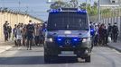 Agentes de la Polic�a Nacional desalojando este jueves a numerosos migrantes que estaban acampados en la playa ceut� de El Trampol�n.