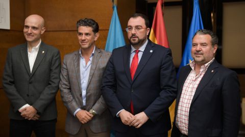 El presidente del Principado de Asturias, Adrin Barbn, recibe al nuevo propietario del Sporting, el mexicano Alejandro Irarragorri (i),