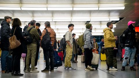Pasajeros a la espera en la estaci�n de Atocha tras suspenderse la circulaci�n entre Madrid y Andaluc�a
