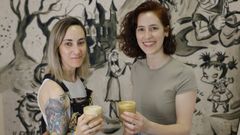 Virgi Portillo y Elena Herraiz en el negocio que acaban de abrir en A Coru�a.