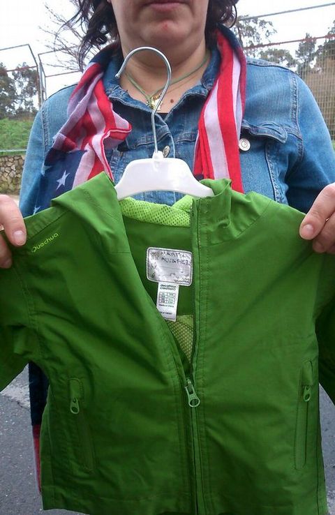 Insertega vende ropa de segunda mano con el nombre y el tel�fono de sus propietarios en el mercadillo de Acea de Ama, en Culleredo