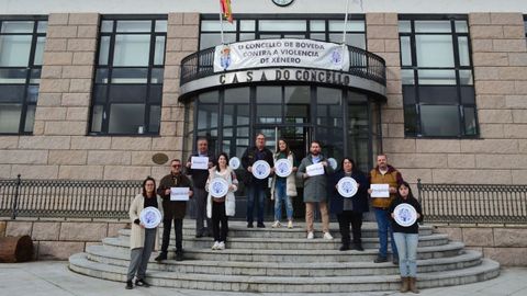 Miembros de la corporacin municipal de Bveda y trabajadores municipales se concentraron ante la casa consistorial