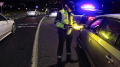 Imagen de archivo de un control de la Guardia Civil de Tr�fico en un acceso a Santiago de Compostela.