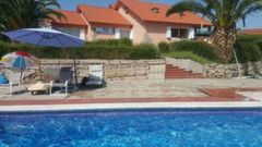 En el Camino de Marcosende se ofrece una casa de 340 metros con pista de b�loncesto y piscina por 350.000 euros.