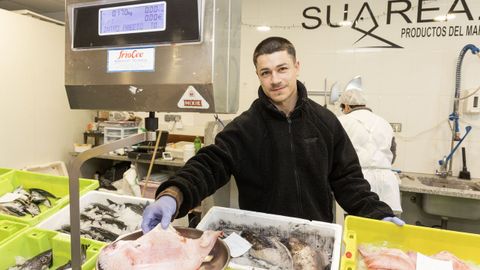 Bru�o Su�rez en la pescader�a que tienen en el mercado municipal de Corcubi�n