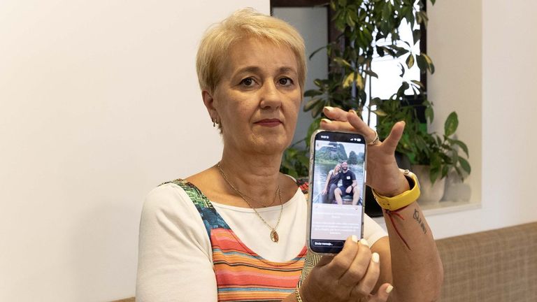 Virginia Men�ndez Bazzano, gerente de la cafeter�a A Ferradora de Carballo, muestra la imagen de Ana y Vito, los dos mejores amigos de su hija Kelly. Ambos se encuentran desaparecidos en La Guaira.