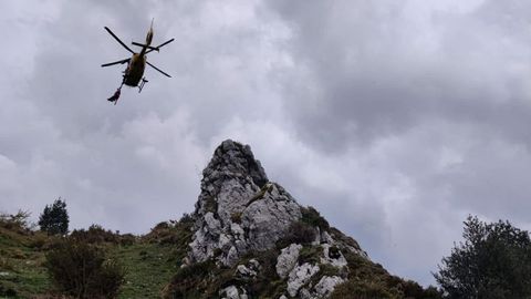 Rescate de una excursionista en Sobrescobio en helic�ptero medicalizado