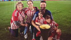 Fran Rico, con su madre, su mujer, y sus dos hijos, posa con el trofeo de campen de la Conference League