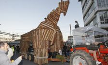 En A Ba�a arder� este fin de semana el caballo de Troya que desfil� por Santiago en Carnaval. 