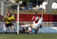 El Arousa golpe� primero en su retomada relaci�n con el Pontevedra con el 2-0 en A Lomba.