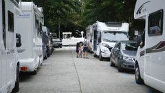 Las autocaravanas ocupan el centro de Santiago por el mal servicio, y caro, en Salgueiri�os