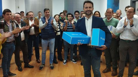 Queipo arropado por afiliados, concejales y diputados del PP tras entregar sus avales para el Congreso Regional del partido