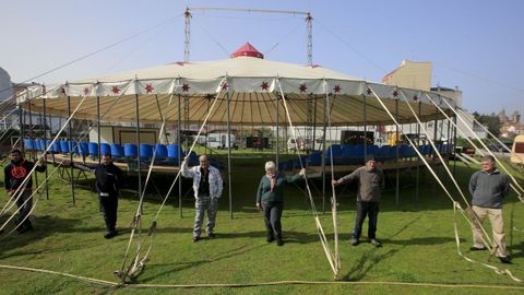 Parte de los integantes del circo Nevada, en la carpa que tienen instalada en Monforte