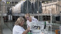 As� se trabaja en Etiem, la cuna de los trajes de Galicia