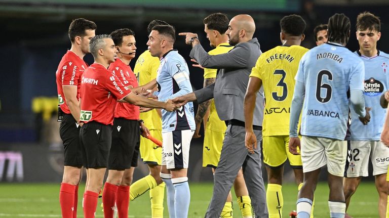 Claudio Gir�ldez y Iago Aspas, intercambiando impresiones con el equipo arbitral tras el Villarreal-Celta.