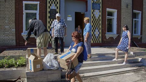 Residentes en Jrkov, recibiendo ayuda humanitaria