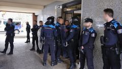 Agentes de la Polic�a Local, a las puertas de la torre 14 de Monelos