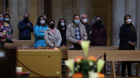 Los feligreses con mascarilla en la misa de la Catedral de Santiago